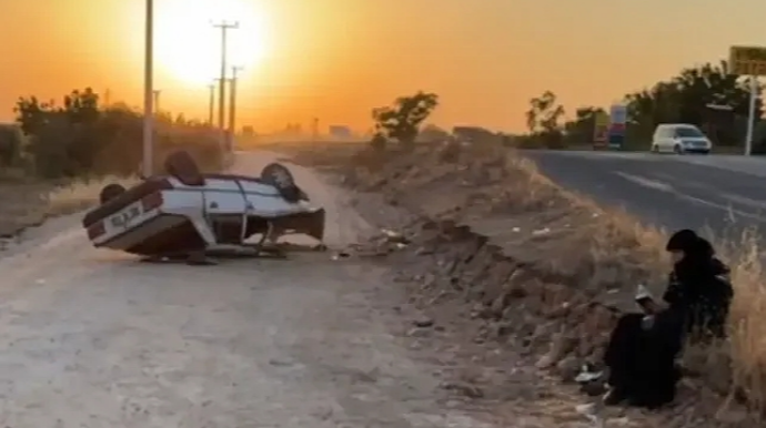 Qəzadan sağ çıxan sərnişin yolun ortasında Quran oxumağa başladı – VİDEO