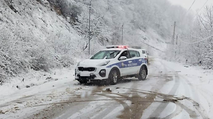 Şuşada yağan qar dağ yollarında avtomobillərin hərəkətində çətinlik yaradıb   - FOTO