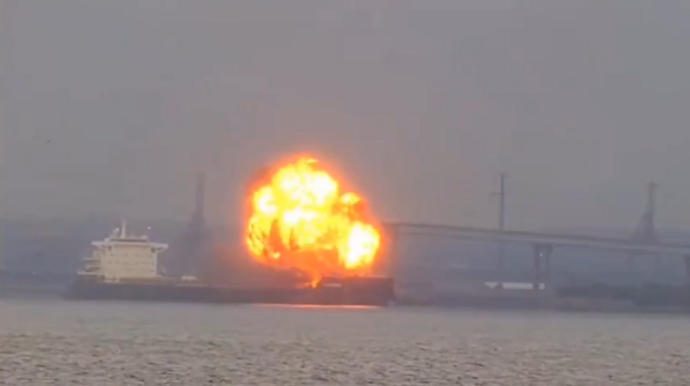 ABŞ-də limanda yük gəmisi partladı 