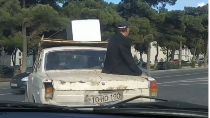 Bakıda sürücü köhnə avtomobilin baqajında sərnişin daşıdı - VİDEO