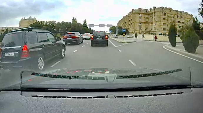 Güzgüyə baxmadan zolağını dəyişən sürücü az qala zəncirvari qəza törədəcəkdi   - VİDEO