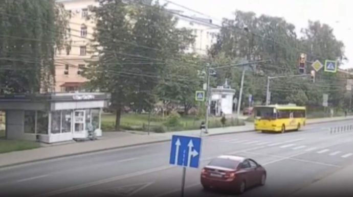 Avtobus "zebra"da qadını vurub sürüklədi; 26 yaşlı piyada öldü - VİDEO 
