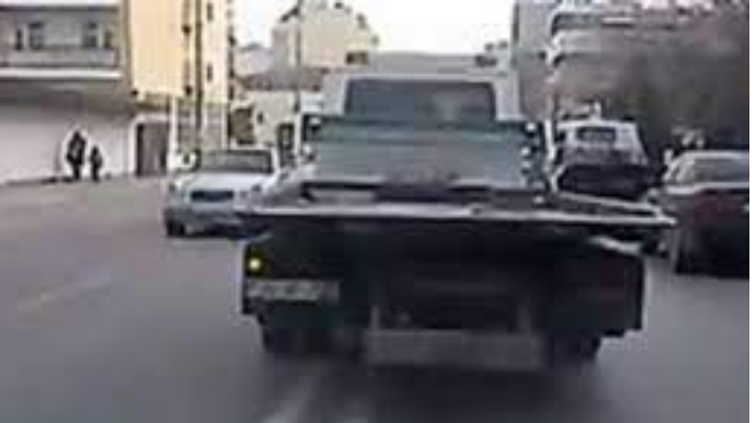 Salyan sakini evakuatorun altında qalaraq öldü 