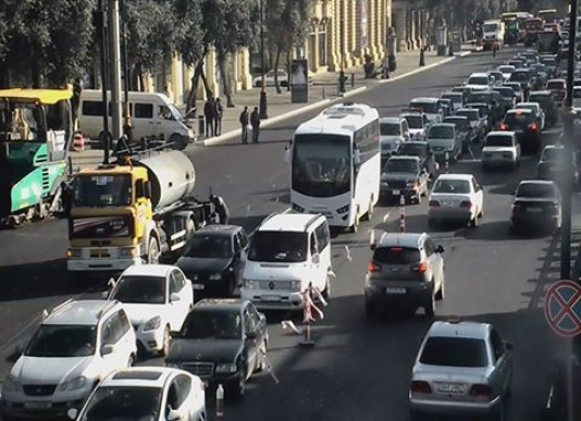 Bakının daha bir mərkəzi yolu bağlandı – FOTO