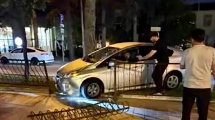 Bakıda “Prius” parkın hasarına çırpıldı - VİDEO
