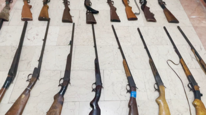 Şəmkirdə qanunsuz saxlanılan ov silahları polisə təhvil verilib - FOTO