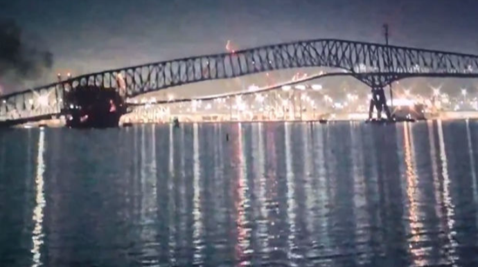 ABŞ-də yük gəmisi körpüyə çırpılıb - VİDEO 
