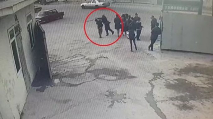 Bakıda müəllim küçənin ortasında şagirdi döydü - VİDEO