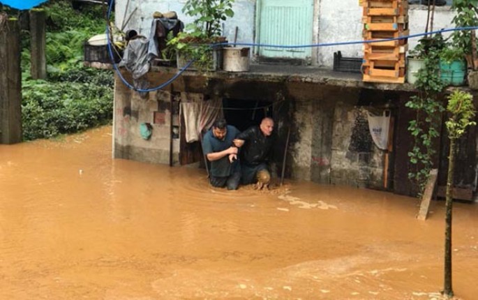 Şəhəri sel basdı - FOTO