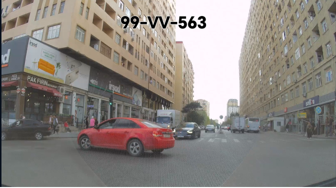 Yolayrıcını düzgün keçməyən sürücü qarşıdan gələnə təhlükə yaratdı - VİDEO