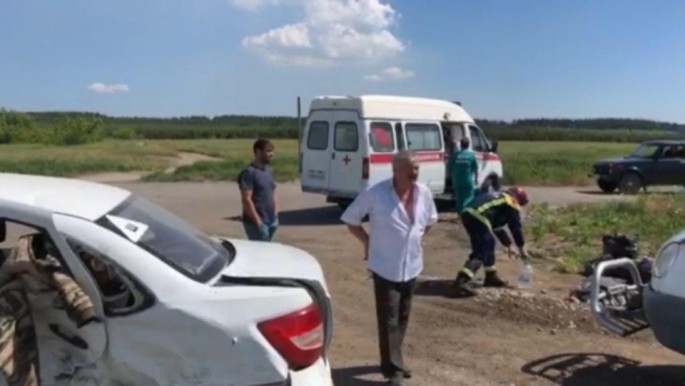 “Mercedes” “Lada” ilə toqquşdu: 8 yaralı - FOTO