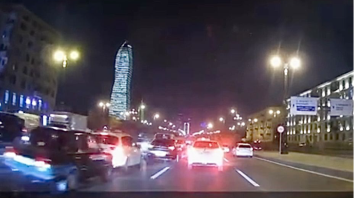 Düzgün ara məsafəsi saxlamayan “VAZ” sürücüsü “Toyota”nı vurdu    - REAL VİDEO