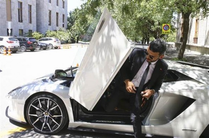 Deputat parlamentə “Lamborghini” ilə gəldi - FOTO