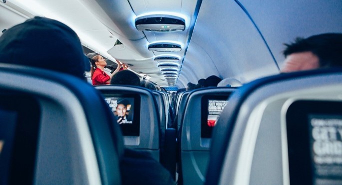 Təyyarədə Bakı sakininin külli miqdarda pulu oğurlanıb