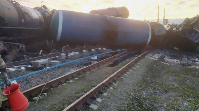 Rusiyada benzinlə dolu vaqonlar relsdən çıxdı 