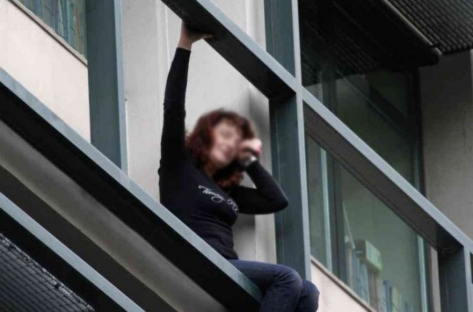 Qız özünü binadan atmaq istədi: "Gəlməyin, atacam" - VİDEO