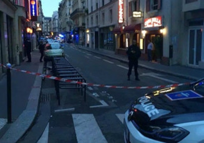 Qadın bıçaqla insanlara hücum edib