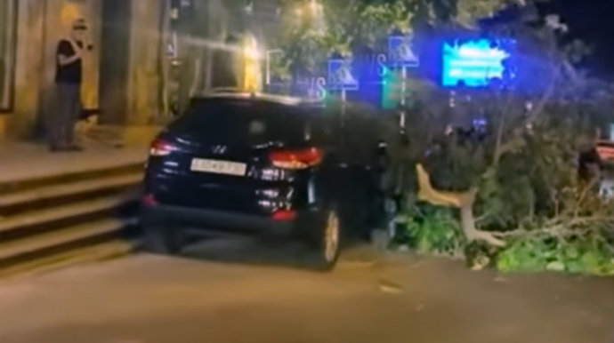 Bakıda ağac avtomobilin üzərinə aşıb - VİDEO