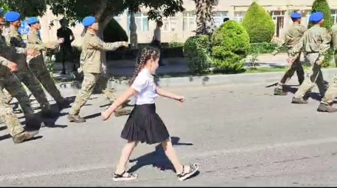 Bərdədə azyaşlı qızdan əsgərlərə DƏSTƏK  - Hərbi yürüşdə...  - VİDEO