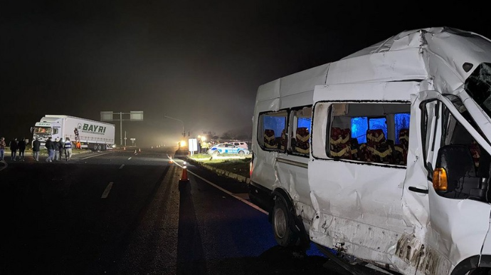 Türkiyədə yük maşını ilə məktəbli mikroavtobusu çarpılıb, yaralılar var