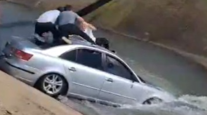 Xaçmazda kanala düşən avtomobili su apardı; insanlar belə xilas edildi - VİDEO 