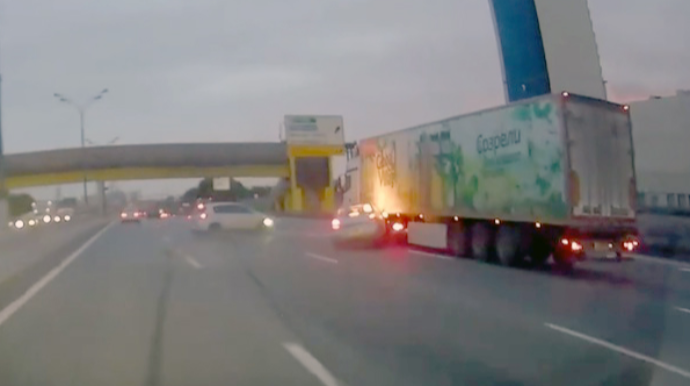 Təhlükəli manevr edən sürücü qəzaya səbəb olub - VİDEO