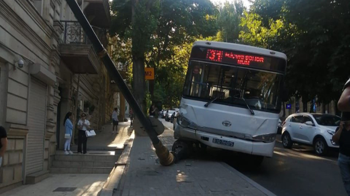 Bakının mərkəzində QORXULU ANLAR:  Avtobus işıq dirəyini binanın üstünə aşırdı  - FOTO