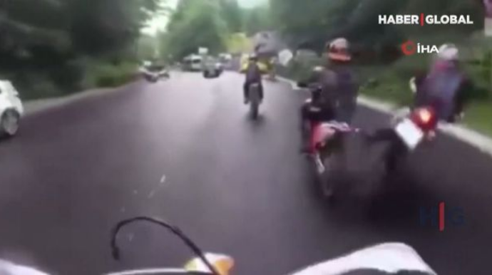 Özü yol kənarındakı lövhəyə, idarə etdiyi motosiklet isə ata çırpıldı - ANBAAN VİDEO 
