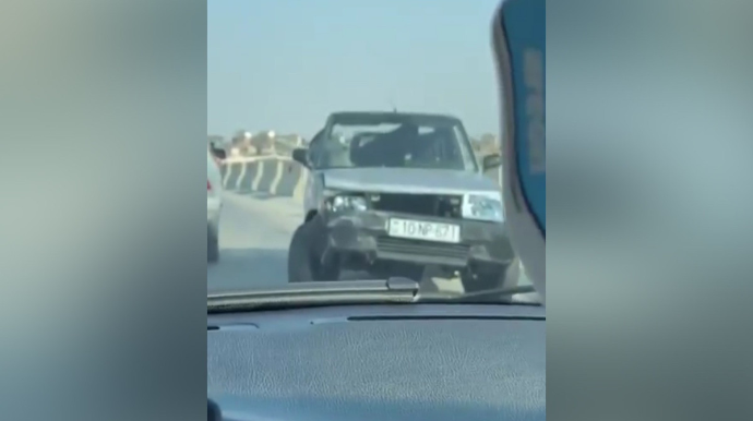 Bakıda avtomobil beton maneəyə çırpıldı, xəsarət alan var   - VİDEO