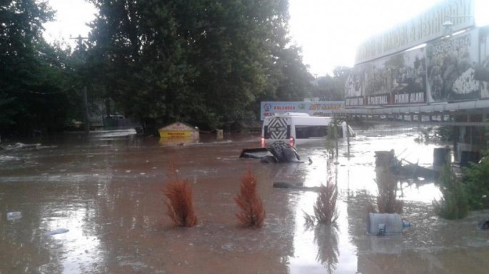 Güclü yağış yağdı - Çoxlu sayda maşın su altında qalıb