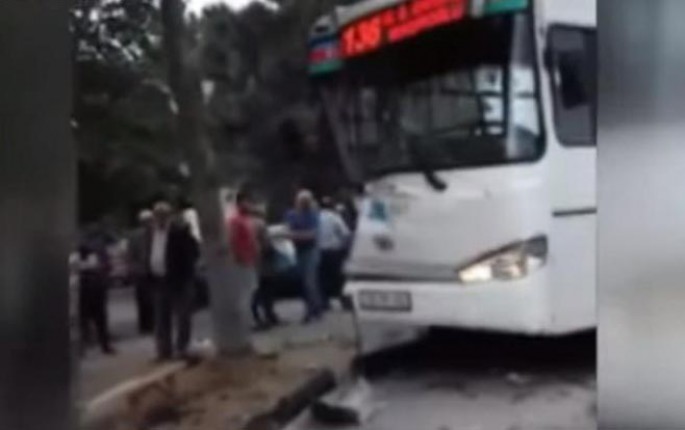 Keçmiş məhkumun sürdüyü avtobus səkidə dayanan kişini vurub öldürdü, amma... - ŞOK MÜRACİƏT
