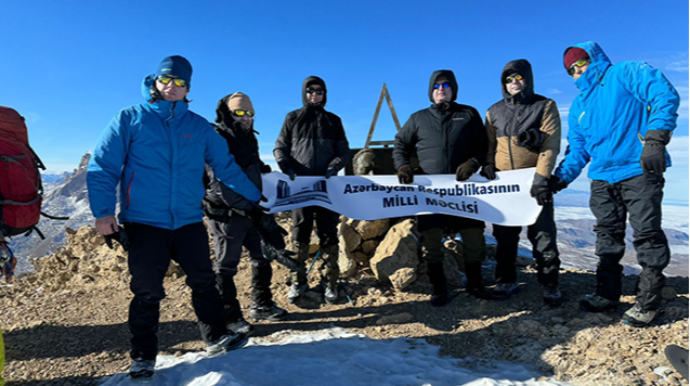 Millət vəkilləri “Heydər zirvəsi”ndə  - FOTO