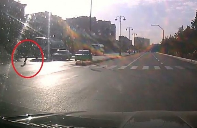 Bakıda piyada yolu keçərkən son anda ölümdən xilas oldu – VİDEO   
