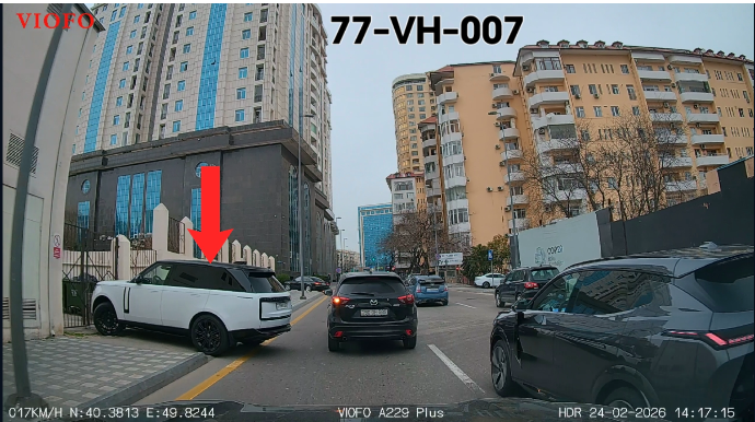 Maşını həm girişin qarşısında, həm də səkidə park edərək hərəkətə çətinlik yaratdı - VİDEO