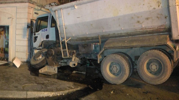 Bakıda yük avtomobili qəza zamanı binaya çırpılıb, xəsarət alanlar var - FOTO 