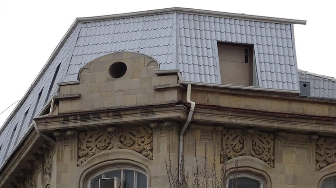 ИВ Баку сносит мансарду над историческим зданием  - ФОТО