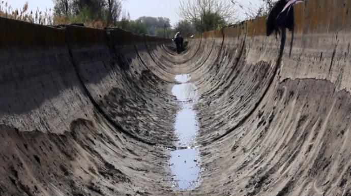 Kürdəmirdə sakinlər su kanallarını əl ilə təmizləyirlər  - VİDEO