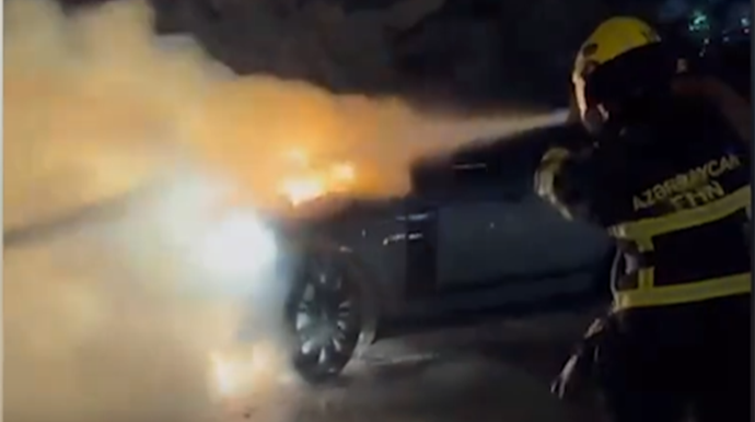 Bakıda “Range Rover” yandı - VİDEO