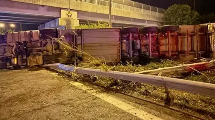 Azərbaycanəsilli sürücünün idarə etdiyi ətir daşıyan yük maşını aşdı - FOTOLAR