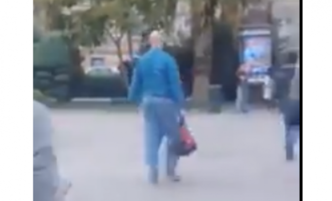 Bakı metrosunda nəhəng adam - VİDEO