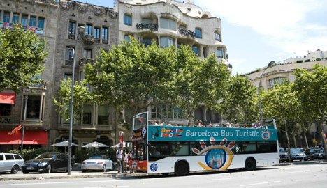 Turistlər avtobusu oğurlayıb şəhəri gəzdilər - FOTO