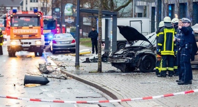 Sürücü maşını dayanacağa sürdü: 1 ölü, 9 yaralı - VİDEO