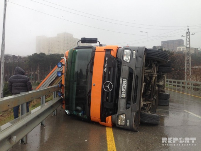 Salyanda iki TIR toqquşub, İran vətəndaşı xəsarət alıb