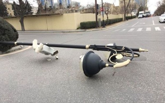 Bakıda güclü külək fəsad törədib – FOTO