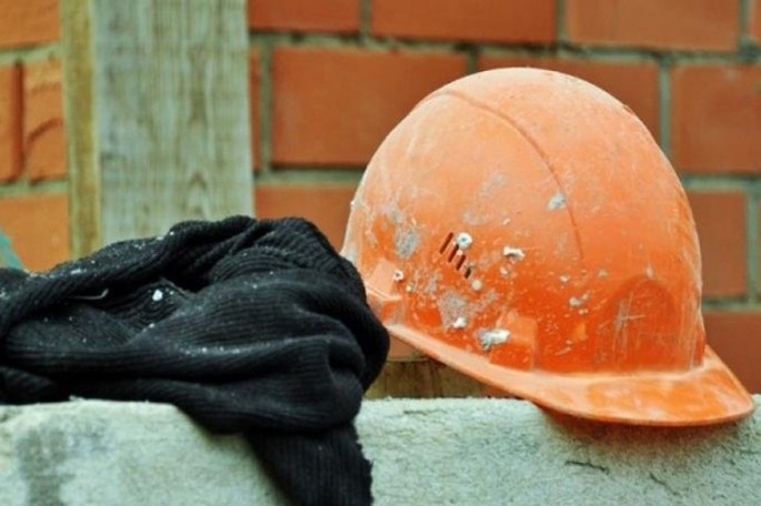 Hacıqabulda fəhlə hündürlükdən yıxılaraq ağır xəsarət alıb