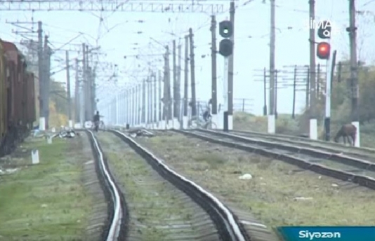 Qatarın altında qalan gəncin ayağını kəsdilər - VİDEO