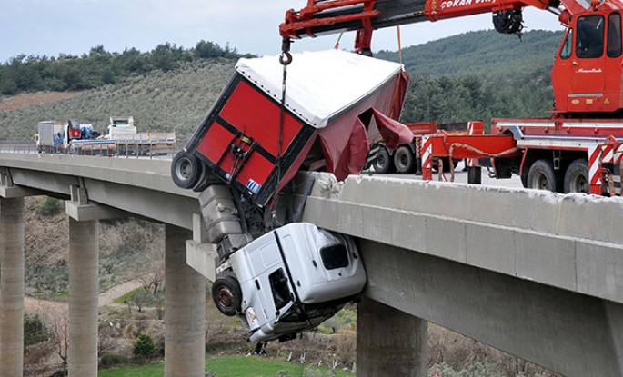 Yük maşını körpüdən asılı qaldı - VİDEO