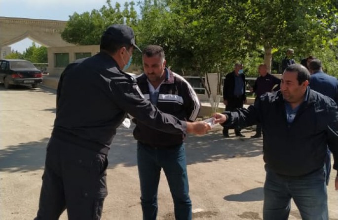 Laçın polisi sərnişinlərə və piyadalara maska paylayıb - FOTO