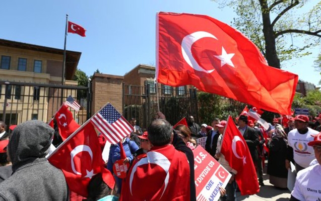 Ermənilər maşınına Türk bayrağı asan azərbaycanlıya hücum etdi - VİDEO