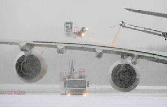 70-dən çox aviareys ləğv olundu - Güclü qar səbəbi ilə